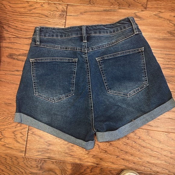 High waisted stretch shorts from Forever 21 - Picture 2 of 2